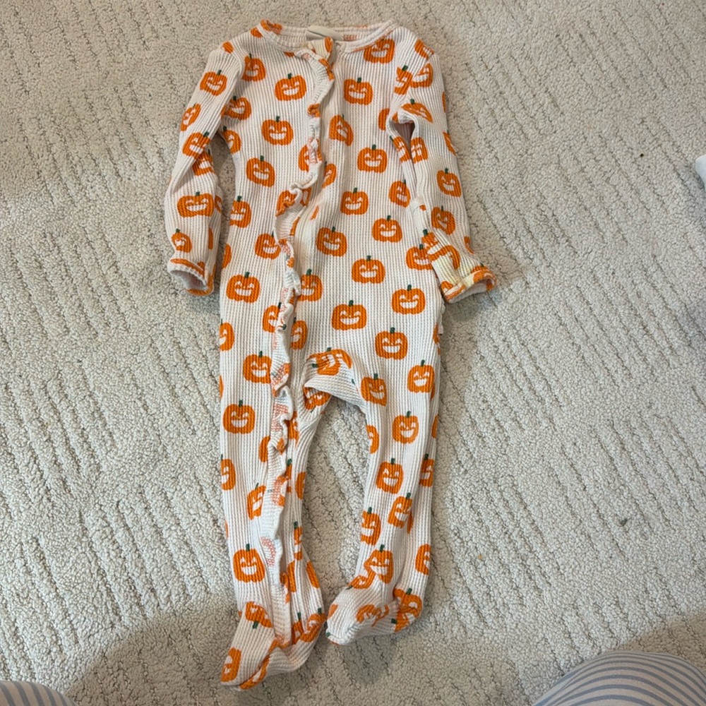 Spearmint Love Pumpkin footie!! 🎃